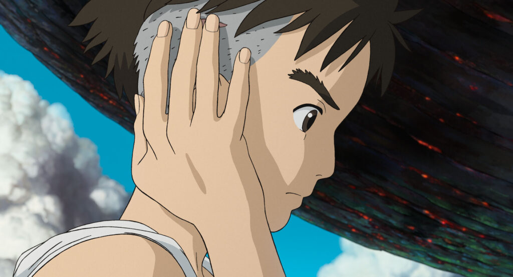 画像：傷をなでる眞人（引用元：スタジオジブリ公式サイトフリー素材、https://www.ghibli.jp/works/kimitachi/#frame）
