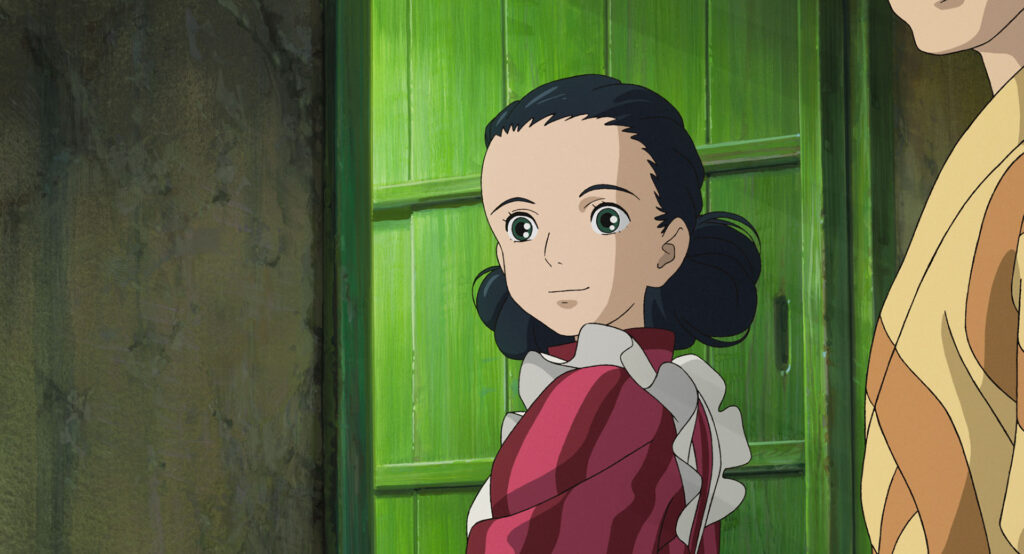画像：扉を開けるヒミ（引用元：スタジオジブリ公式サイトフリー素材、https://www.ghibli.jp/works/kimitachi/#frame）