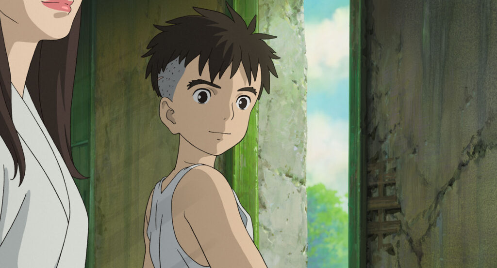 画像：微笑む眞人（引用元：スタジオジブリ公式サイトフリー素材、https://www.ghibli.jp/works/kimitachi/#frame）