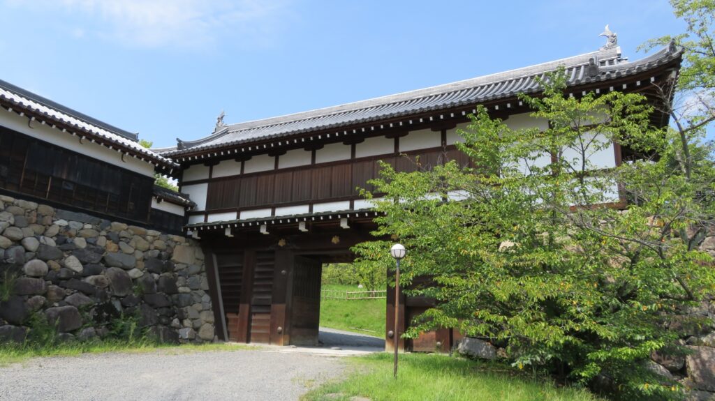 画像:大和郡山城の追手門(引用元:写真AC)