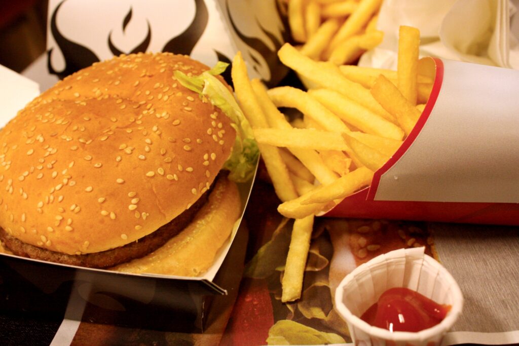 画像:飲食チェーン店のハンバーガー(引用元:写真AC)